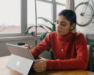 Berikut Istilah yang Tidak Terkandung dalam Unsur Ergonomis pada Produk Kerajinan dari Bahan Keras adalah…?